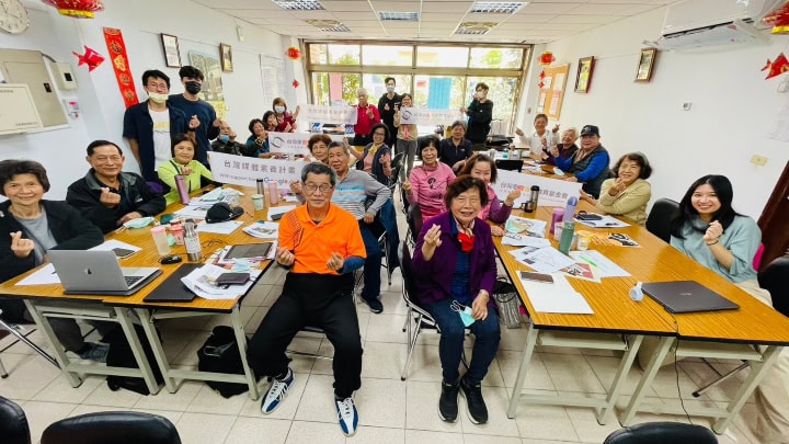 走進社區，用手機工作坊啟動「跨年齡對話」｜台灣事實查核教育基金會Ｘ臺大堉璘計畫
